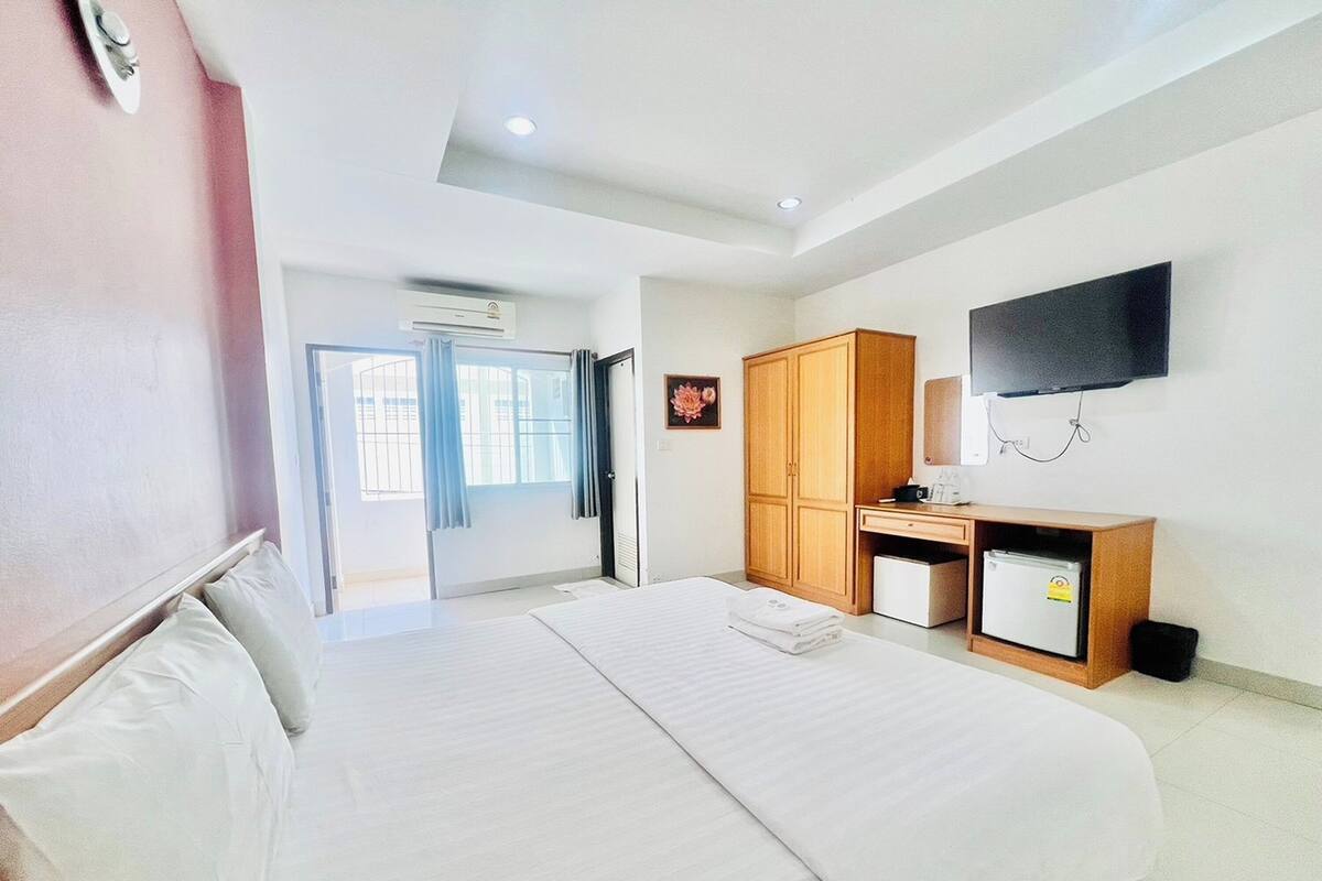 Desk, WiFi (free), bed sheets