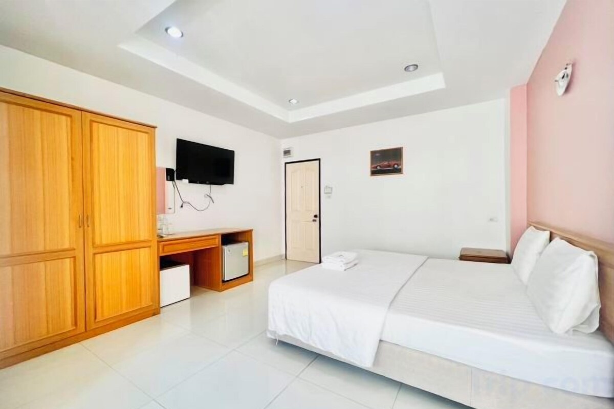 Escritorio, wifi gratis y ropa de cama