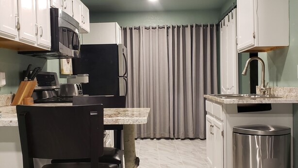 Coffee/tea maker, fridge, microwave, oven - Mountain Chic Cabin Retreat (Woodland Park)