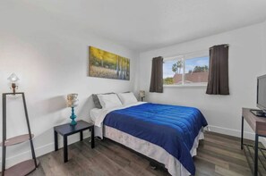 4 chambres, bureau, fer et planche à repasser, lit parapluie