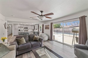 TV connectée, cheminée, baby-foot, livres