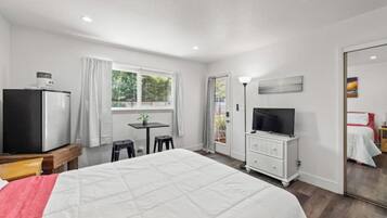 4 slaapkamers, een bureau, een strijkplank/strijkijzer, reisbedje