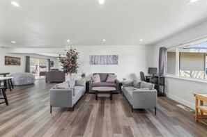 TV connectée, cheminée, baby-foot, livres