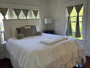 2 soverom, skrivebord, strykejern/-brett og wi-fi (inkludert)