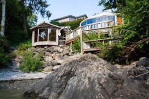 Exterior - Secluded Oceanfront - Upstairs (Tofino)