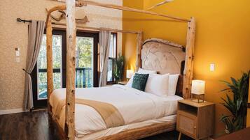 3 habitaciones, escritorio y tabla de planchar con plancha