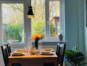 Dining - Relaxed Bath Base | Private Parking | Walks & Bus to City (Bath)