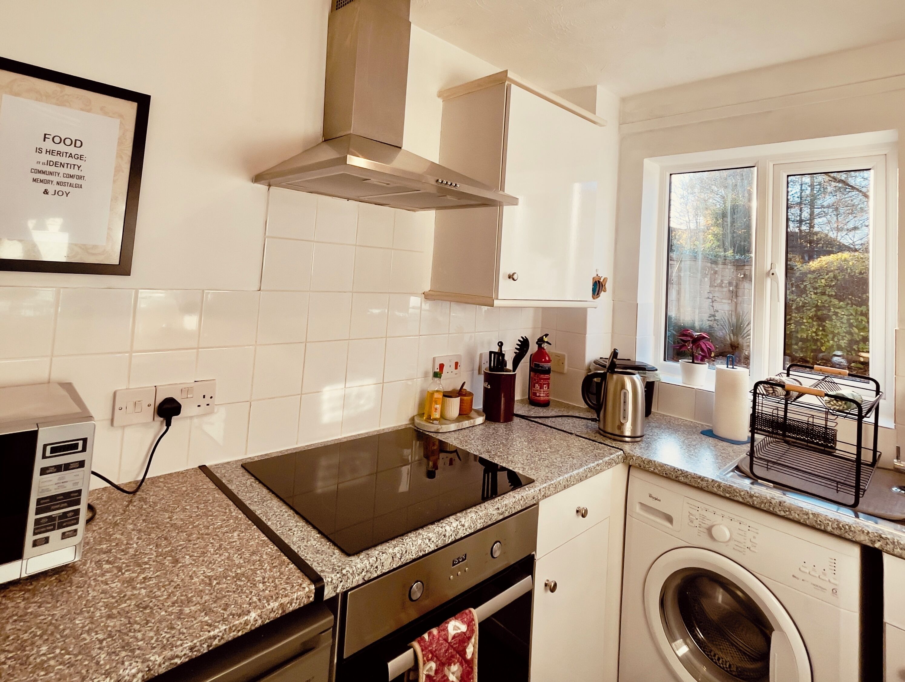 Réfrigérateur, four à micro-ondes, un four, surface de cuisson