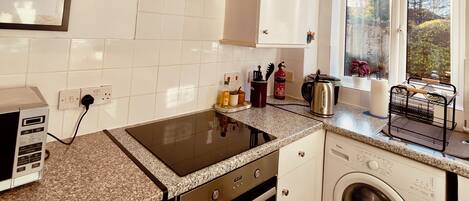 Réfrigérateur, four à micro-ondes, un four, surface de cuisson