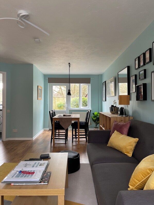 Smart-TV, Bücher, Stereoanlage