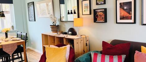 Smart TV, livros, aparelho de som