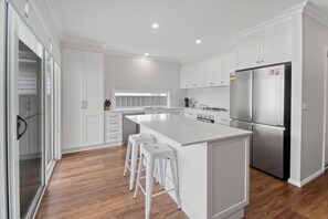 Refrigerador, microondas, horno, placa de cocina