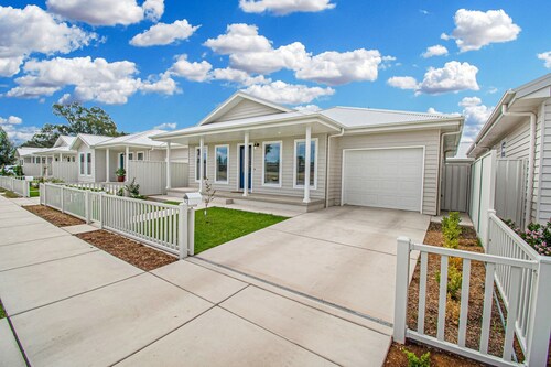 Whitewood Retreat - Modern Elegance, Serene Stay