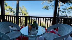 Familjesvit - balkong - utsikt mot bergen | Balkong