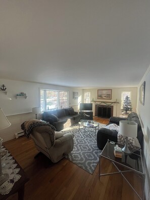 Living area - Charming 3-bedroom house in fabulous Harwich 1 mile from Red River Beach (Harwich)