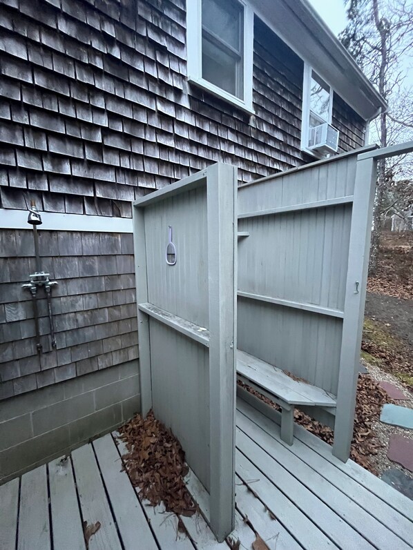 Property grounds - Charming 3-bedroom house in fabulous Harwich 1 mile from Red River Beach (Harwich)