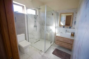 Shower, jetted bath, hair dryer, towels - Luxurious 4-bedroom villa in Calodyne (Calodyne)