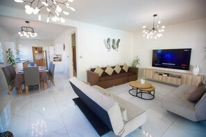 Smart TV - Luxurious 4-bedroom villa in Calodyne (Calodyne)