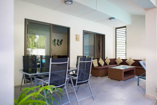 Outdoor dining - Luxurious 4-bedroom villa in Calodyne (Calodyne)