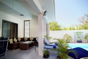 Pool - Luxurious 4-bedroom villa in Calodyne (Calodyne)