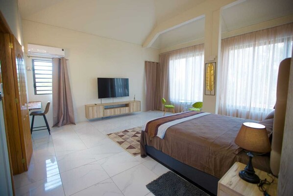 4 bedrooms, iron/ironing board, free WiFi, bed sheets - Luxurious 4-bedroom villa in Calodyne (Calodyne)