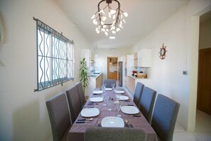 Dining - Luxurious 4-bedroom villa in Calodyne (Calodyne)