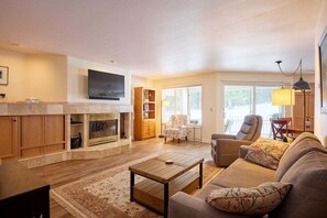 TV, fireplace - Greenview Condo, C4 -Charming Condo in Kahler Glen (Leavenworth)