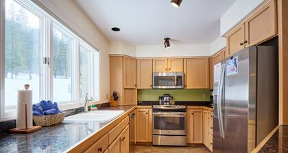 Greenview Condo, C4 -Charming Condo in Kahler Glen – A Lake Wenatchee Retreat!