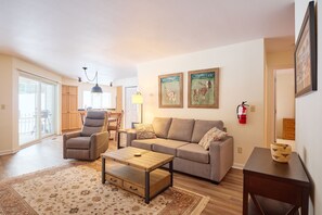 TV, fireplace - Greenview Condo, C4 -Charming Condo in Kahler Glen – A Lake Wenatchee Retreat! (Leavenworth)