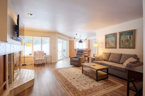 Smart TV, fireplace, books - Greenview Condo, C4 -Charming Condo in Kahler Glen (Leavenworth)