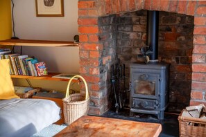 3 bedrooms, desk, iron/ironing board, WiFi - Cosy Cottage nr The Cotswolds, Private Parking (Charfield)