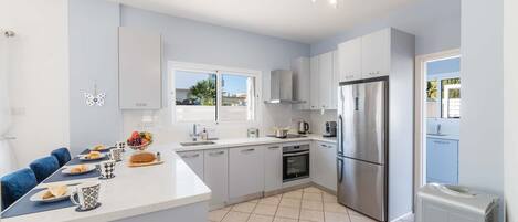 Kühlschrank, Mikrowelle, Ofen, Wasserkocher mit Kaffee-/Teezubehör