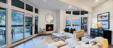 TV connectée, cheminée, livres