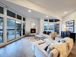 Smart-TV, peis og bøker