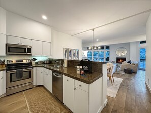 ثلاجة، ميكروويف، فرن، موقد طهي مسطح