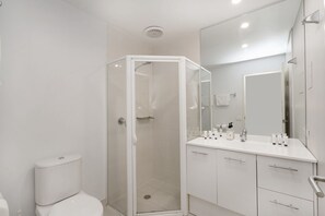 Regadera, secadora de cabello, toallas 