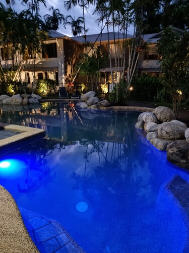Private Villa with large fenced courtyard garden, close to St Crispins Cafe. 
