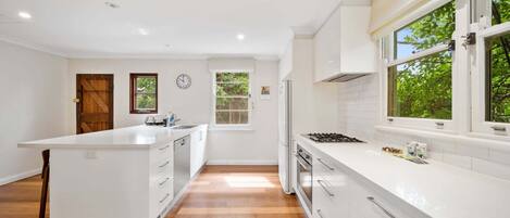 Réfrigérateur, four à micro-ondes, un four, surface de cuisson