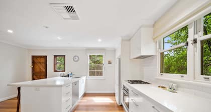 Comfortable 3-Bed Haven Near Canberra Attractions