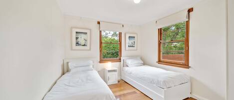 3 bedrooms, iron/ironing board, WiFi, bed sheets