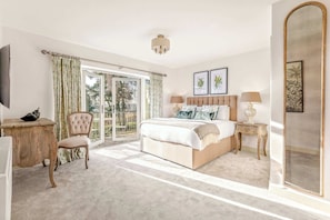 6 chambres, bureau, fer et planche à repasser, lit parapluie