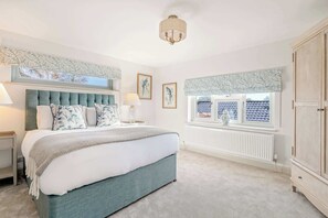 6 dormitorios, escritorio, tabla de planchar con plancha y cuna de viaje