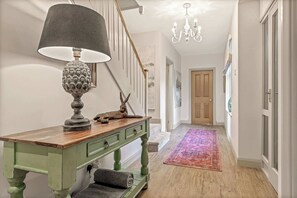 Interior - Far Heath House - Scenic Hot Tub Stay (Coton)