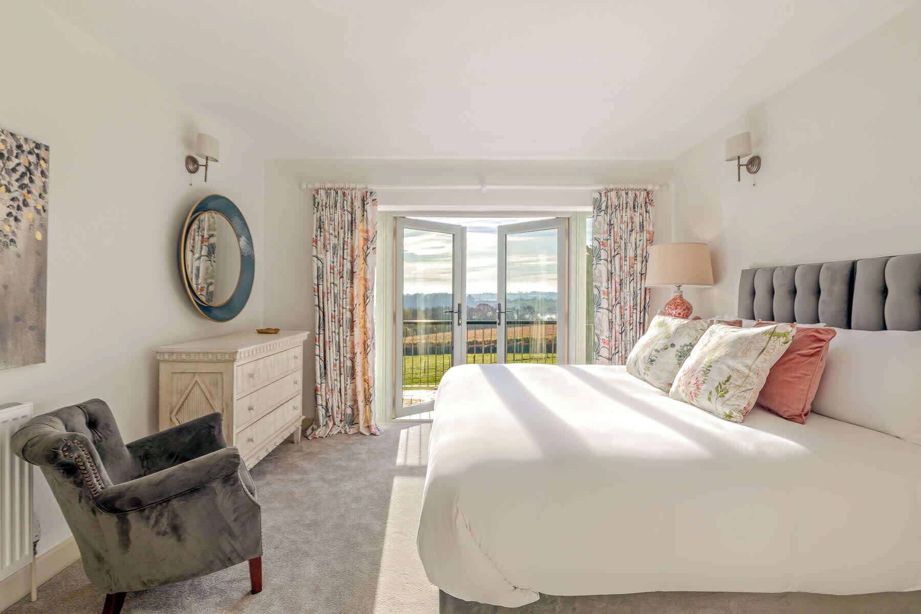 6 bedrooms, desk, iron/ironing board, travel cot