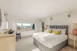 6 bedrooms, desk, iron/ironing board, travel cot