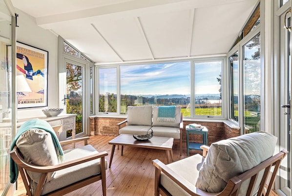 Télévision, cheminée, espaces bureaux