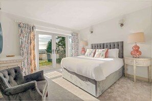 6 bedrooms, desk, iron/ironing board, travel crib - Far Heath House - Scenic Hot Tub Stay (Coton)