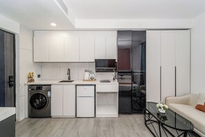 Fridge, microwave, oven, stovetop - Banyueli Hotel (Shanghai)