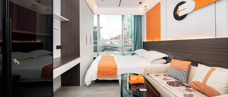 Habitación básica doble | Espacio para trabajar con un portátil y cortinas opacas
