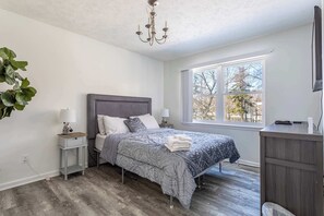 5 bedrooms, iron/ironing board, WiFi, bed sheets - Lake Front | 5 Bedroom | Fire Pit | Pet Friendly (Tobyhanna)